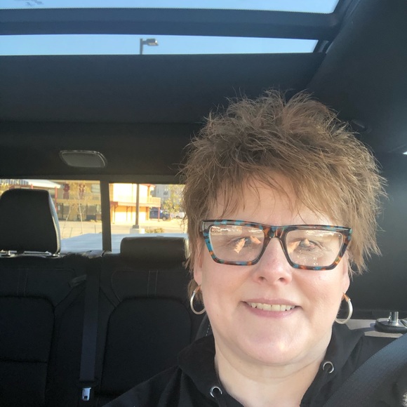 Meet your Posher, Lisa - Picture 1 of 1